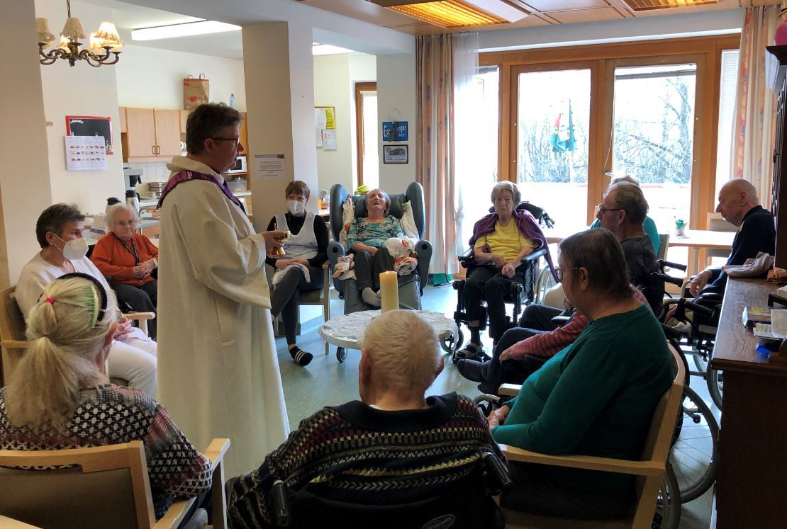 Christa Meuwissen im Gruppengottesdienst