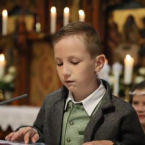 Die Kinder begrüßen ihre Gäste.