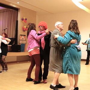 Föhnfarisur trifft Schulterpolster - Das Motto dieses Festes