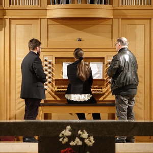 Birgit Weberndorfer mit Orgellehrer Heinz Reknagel an der Kögler-Orgel in der Autobahnkirche Haid