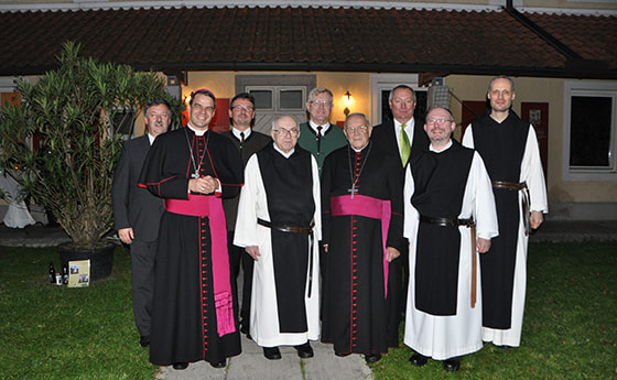 (v.l.n.r.) Stiftsverwalter Diakon Hans Hofer, Passauer Bischof Dr. Stefan Oster, Bürgermeister Roland Pichler, Abt em. Pater Marianus Hauseder, Landtagspräsident a.D. Friedrich Bernhofer, Altbischof Maximilian Aichern, Wirtschaftsdirektor DI Richard