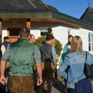 Die Landjugend bei den letzten Vorbereitungen an der Erntekrone