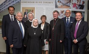 Spitals- und Ordensleitung mit Festgästen anlässlich 175 Jahre Barmherzige Schwestern Linz