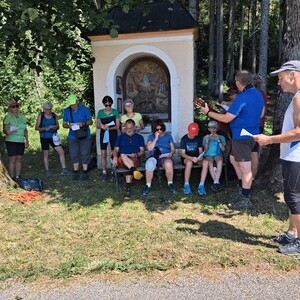 Bei der Pichlerkapelle gibt es wieder einen Impuls. Martin Rögner hat sogar seine Gitarre mit.