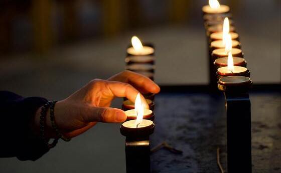 Opferkerze entzünden