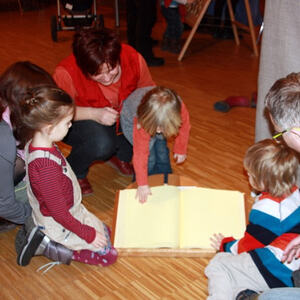 Kinder bei der Buchaustellung