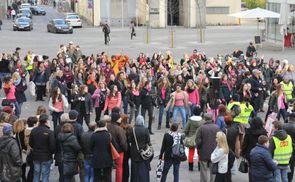 One Billion Rising for Justice - eine Milliarde erhebt sich weltweit für Gerechtigkeit.