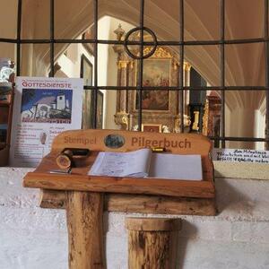 Pilgerbuch in der Laube der Sebalduskirche