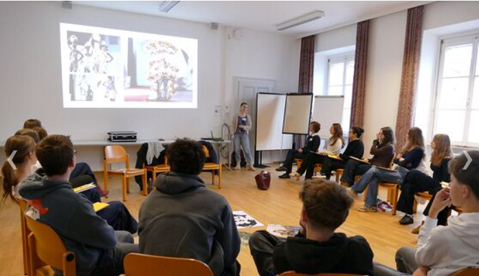 Schüler:innen informieren sich über Ausbildungsangebote und Berufsmöglichkeiten in der Diözese Linz