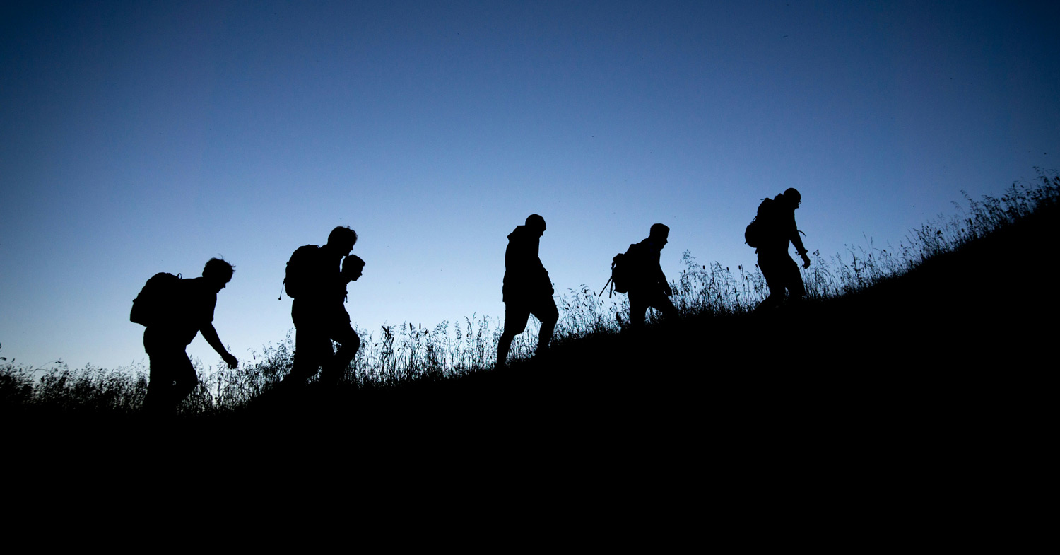 Hoffnungsgeschichten / © Tobias Mrzyk/unsplash.com/Unsplash License Menschen auf dem Weg