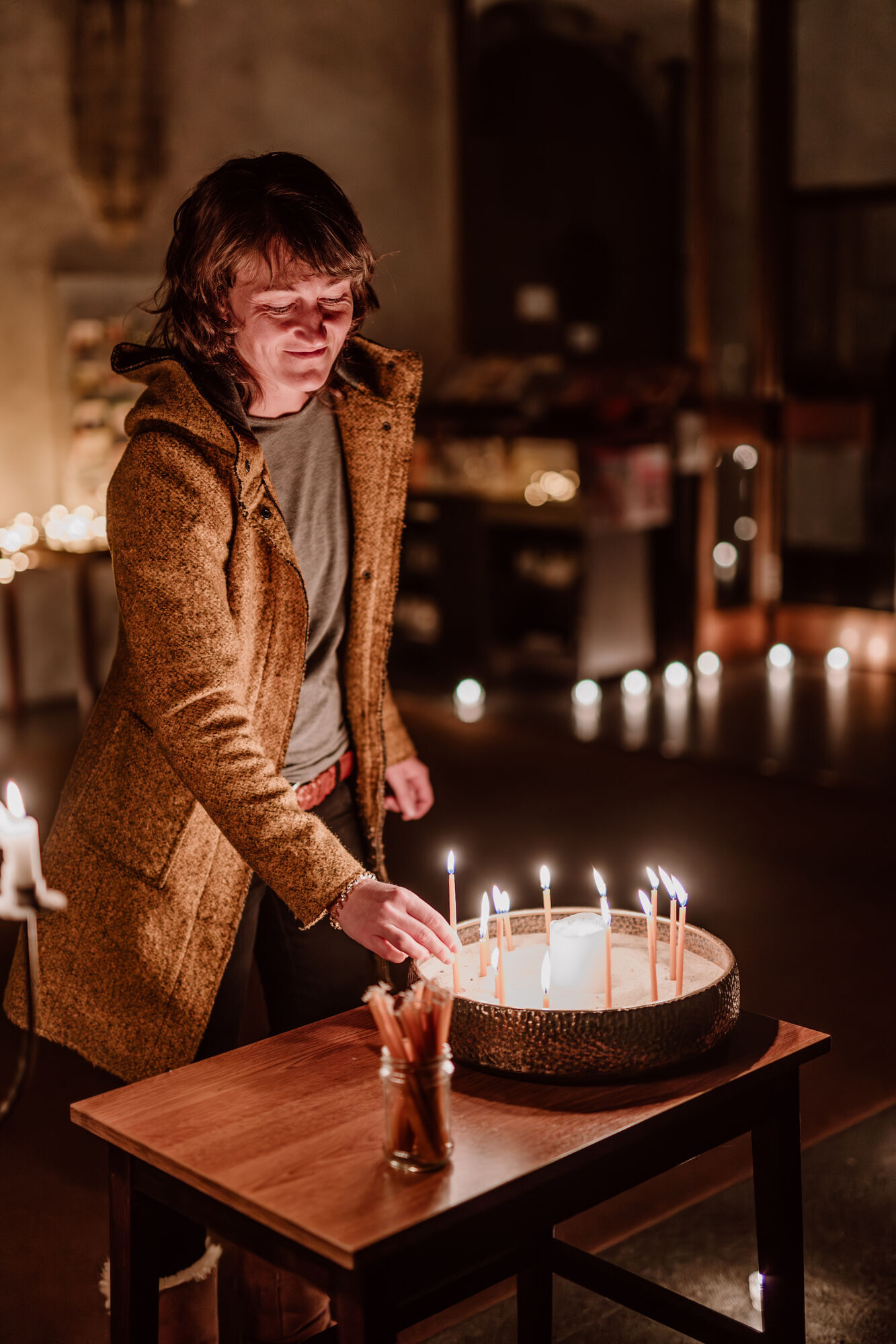 Silke Mayer, Jugendbeauftragte im Dekanat Enns-Lorch, gestaltet die Nacht der 1.000 Lichter in der Basilika Enns-St. Laurenz.