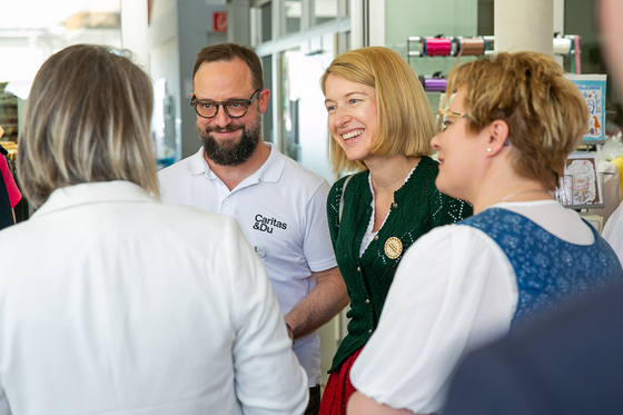 Direktor und Vorstandsvorsitzende der Caritas Oberösterreich Stefan Pimmingstorfer und Landeshauptmann-Stellvertreterin Christine Haberlander