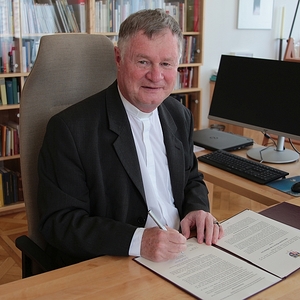Bischof Manfred Scheuer bei der Unterzeichnung der Gesetzestexte. 