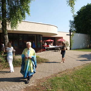 Pfarrer Bernahrd auf dem Weg zur Messe