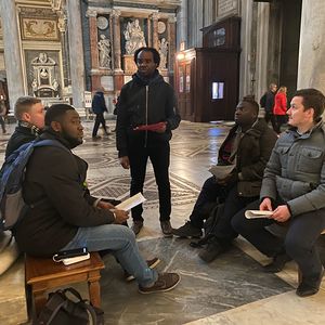 In seinem Referat erzählte uns Valentine, dass in der Basilika Santa Maria Maggiore in einem Reliquiar die Reste der Krippe Jesu verehrt werden.