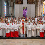 Gruppenfoto: etwa 100 jungen Ministrant:innen und Bischof Manfred Scheuer