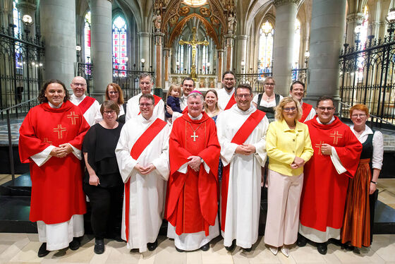Gruppenbild / © Diözese Linz / Hermann Wakolbinger Bischof Manfred Scheuer mit den neugeweihten Diakonen und ihren Familien.