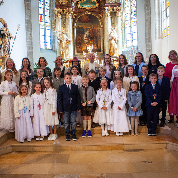 Die Erstkommunionkinder 2026 mit P. Arno, der Religionslehrerin Silvia Zöpfl und den Tischeltern