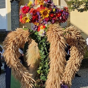 Erntekrone vor der Pfarrkirche