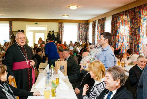 Pfarre Pramet Kirchweihe Glockenweihe Bischof em. Aichern / © Josef Urwanisch / Pfarre Pramet Das Fest klang im Pfarrheim gemütlich aus.