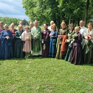 Goldhaubenfrauen mit Bischof Scheuer, Pfarrer Zarko Prskalo und anderen Seelsorger*innen