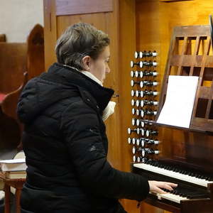 Cornelia Ilk an der Woehl-Orgel in der Pfarrkirche Ried in der Riedmark