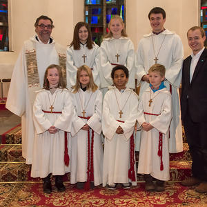Neue Ministranten in der Pfarre Kirchdorf/KremsAm Christkönigssonntag steht der Gottesdienst in Kirchdorf/Krems ganz im Zeichen der Ministrantinnen und Ministranten. Die beiden Leiter Jakob und Samuel Haijes haben dabei auf kindgerechte Elemente bes