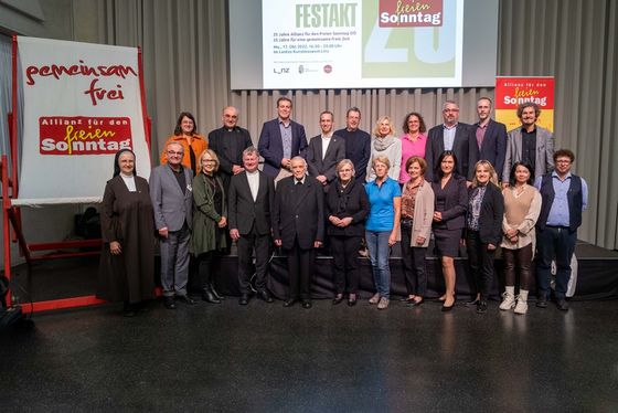: Vertreter:innen der Mitgliedsorganisationen der „Allianz für den freien Sonntag OÖ“ feierten gemeinsam deren 25-jähriges Bestehen im Lentos Kunstmuseum Linz