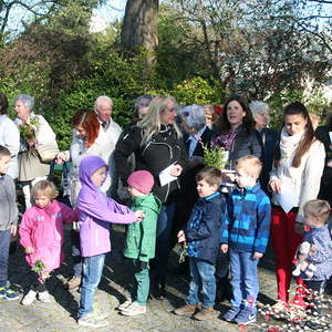 Palmweihe vor der Kirche