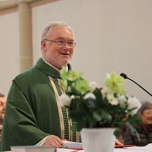 Generalvikar Severin Lederhilger führte Pfarrer Abt Reinhold Dessl, Pastoralvorständin Maria Krone und Verwaltungsvorstand Daniel Himsl feierlich in ihr Amt ein.