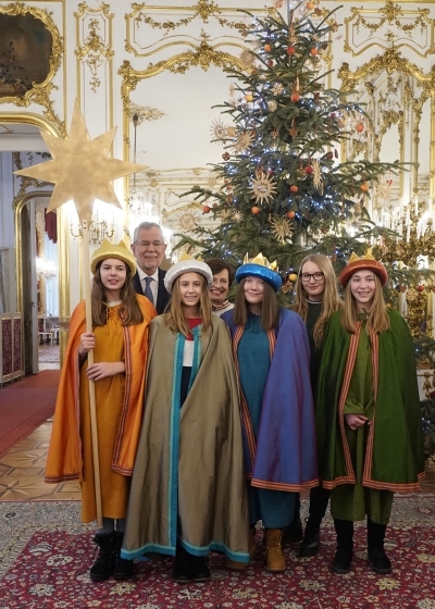 Die Sternsingerinnen Simone, Tabea, Pia und Sophie Leonding-St. Michael bei Bundespräsident Alexander Van der Bellen. 