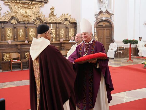 Dankgottesdienst zum Abschied der Trappisten von Stift Engelszell / © Stift Engelszell / Robert Orthner Am Ende des Gottesdienstes übergab Abt Samuel Lauras die Schlüssel des Stifts an Bischof Manfred Scheuer.