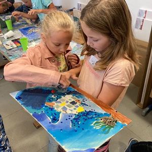 Kunstvolle Regenbogenfische in der Bibliothek Roitham