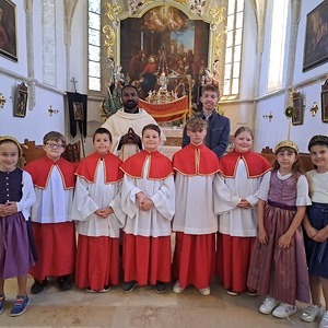 Abschlussfoto mit P. Jinto, Ministrantenleiter der Nachbargemeinde Inzersdorf Jonas Kern und den Inzersdorfer und Magdalenaberger MinistrantInnen
