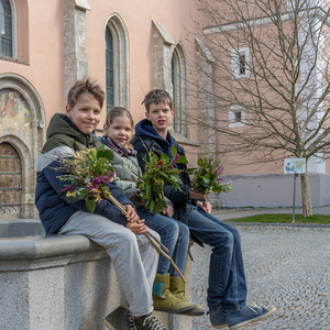 Kath. Jungschar der Pfarre Kirchdorf an der Krems übernahm heuer erstmals das Palmbuschen-Binden. 