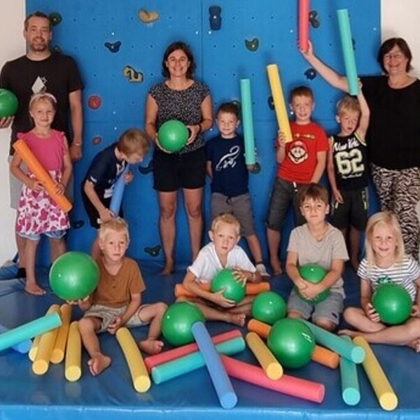 Schlangen zum Turnen / © Pfarrcaritas Kindergarten und Krabbelstube St. Martin Schlangen zum Turnen