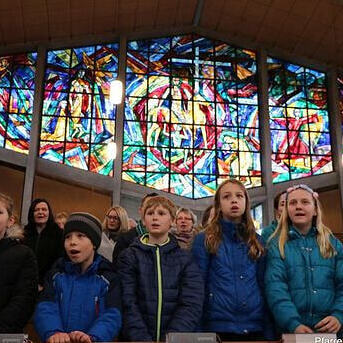 Jungscharkinder mit Mosaikfenster