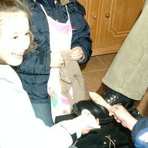 Minis beim Schuheputzen