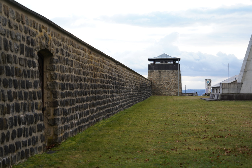 Die Lagermauer mit Turm im ehemaligen KZ Mauthausen                                               