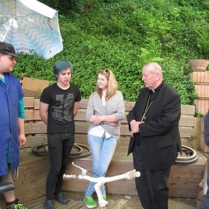 Diözesanbischof Ludwig Schwarz zu Besuch im Jugendprojekt