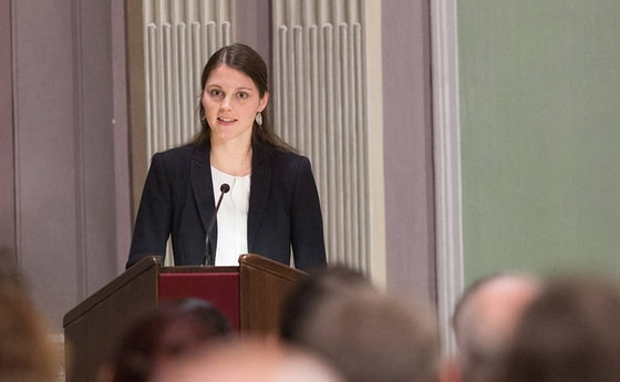 Helena Stockinger wurde mit dem Roland Atefie-Preis der ÖAW ausgezeichnet.