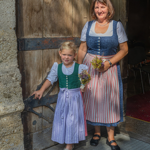 Maria Himmelfahrt  – Feier der Aufnahme Maria in den HimmelFrauen und Männer der Trachtengruppe Kirchdorf an der Krems brachten Kräuterbüscherl zum Gottesdienst, die von Pfarrer Pater Severin Kranabitl gesegnet und nach der Messe verteilt wurden.Fo