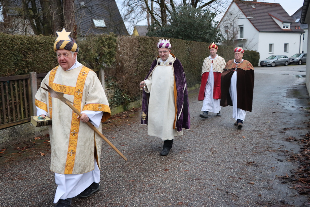 Vier Männer der KMB Münichholz am Weg als Heilige Drei Könige