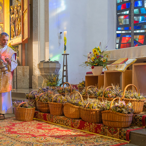 Maria Himmelfahrt  – Feier der Aufnahme Maria in den HimmelFrauen und Männer der Trachtengruppe Kirchdorf an der Krems brachten Kräuterbüscherl zum Gottesdienst, die von Pfarrer Pater Severin Kranabitl gesegnet und nach der Messe verteilt wurden.Fo