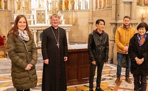 Bischof Manfred Scheuer mit den TaufkandidatInnen in der Votivkapelle des Linzer Mariendoms. 