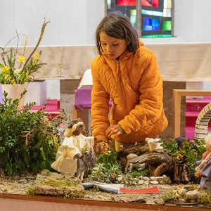 Aufbau der Osterkrippe durch Barbara Jakober mit ihren Enkelkindern Maria, Marcel und Martin
