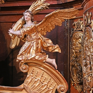 Hochaltar: Engel mit Ähren
