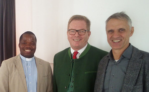 Pfarrer Leonard Ozougwu, Referent Peter Riegl, KMB Obmann Reinhard Ronacher