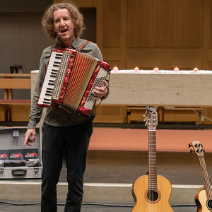 Kabarettist Thoma Franz-Riegler in der Ennsleitner Kirche