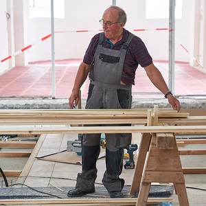 Fußbodenbretter einbauen